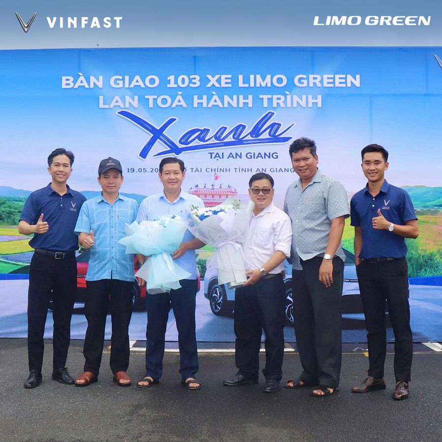 VinFast bàn giao 103 xe điện Limo Green tại An Giang