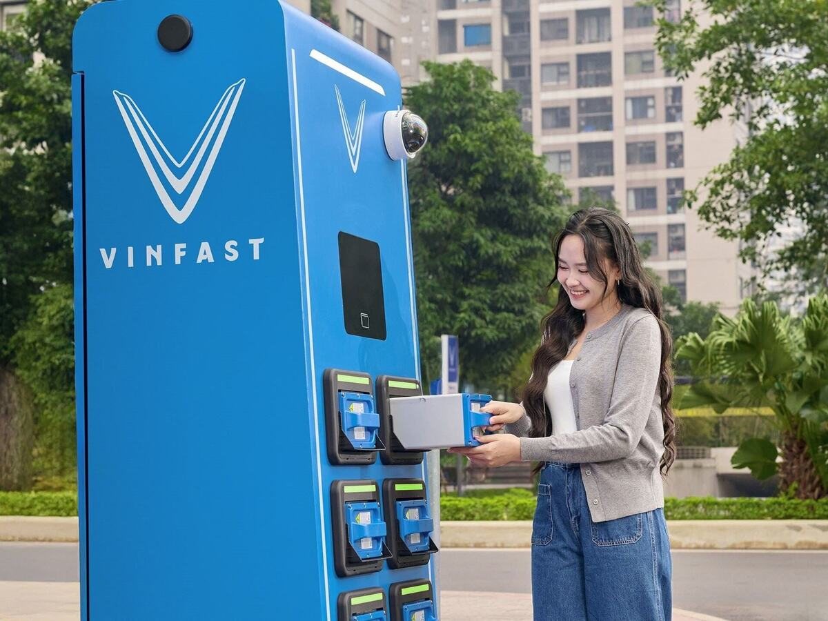 Người dùng đổi pin tại trụ đổi pin xe máy điện VinFast