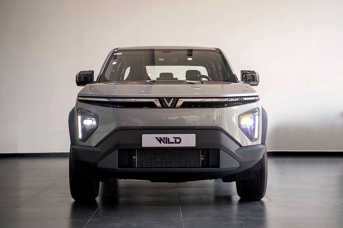 Đầu xe VinFast VF Wild với dải đèn LED định vị và logo chữ V