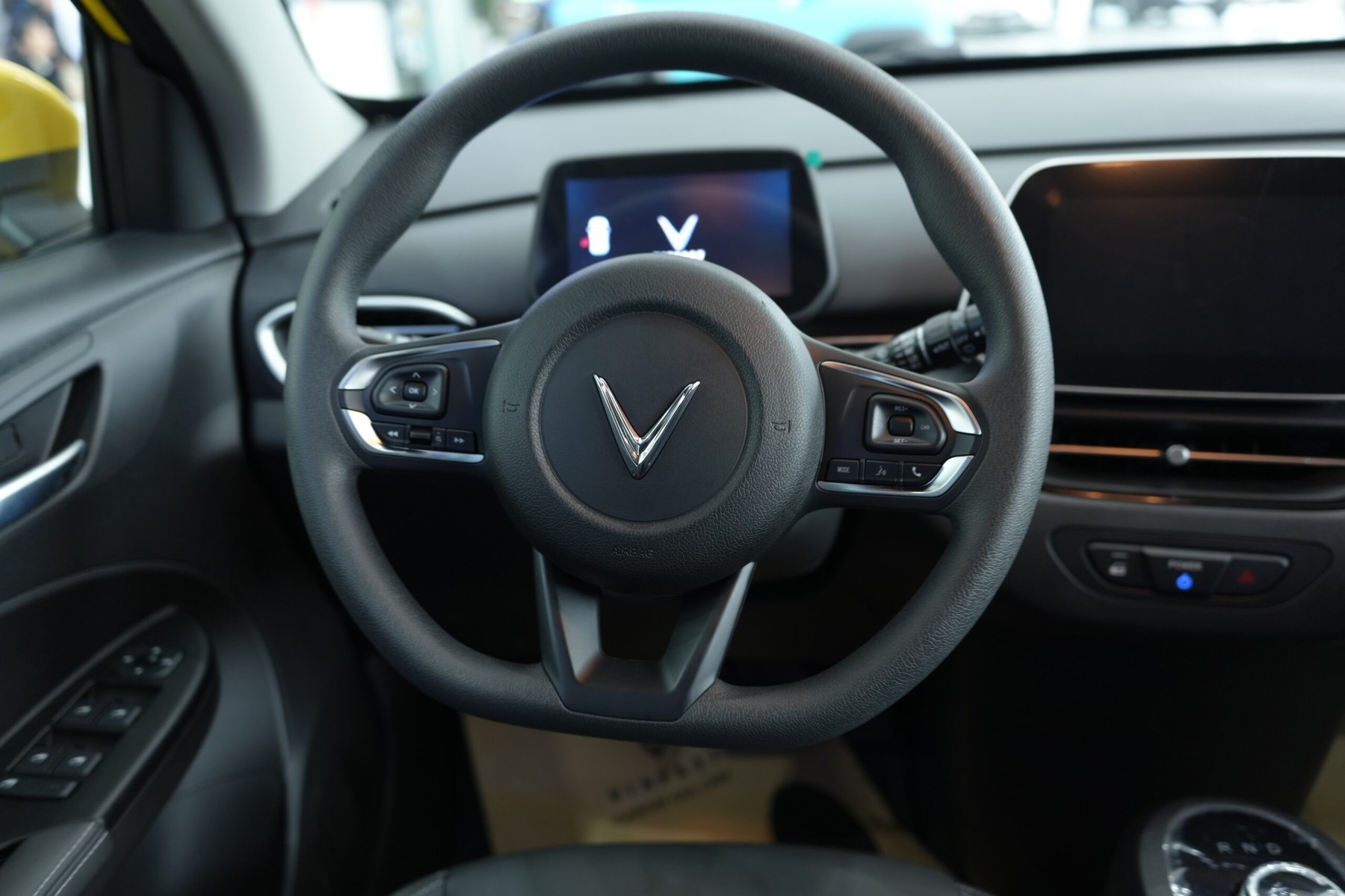 Vô lăng VinFast VF5 chụp thực tế tại đại lý