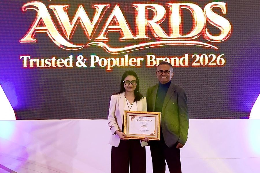 Đại diện VinFast cầm chứng nhận tại lễ trao giải Disway Awards 2026 ở Jakarta